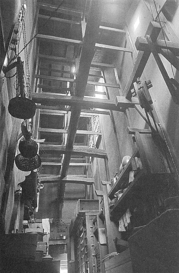 Exposed beam structure of the toriniwa earthen-floor passage in a Kyoto machiya