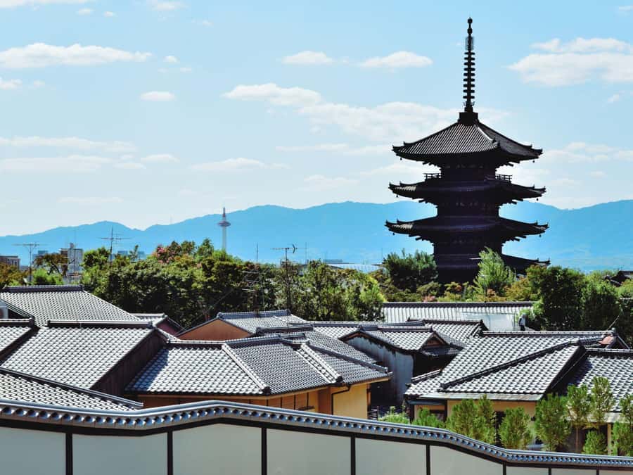 [2.3km / 1.43mi] Kyoto East Early Morning Walking Tour - Walking through Higashiyama’s old streets