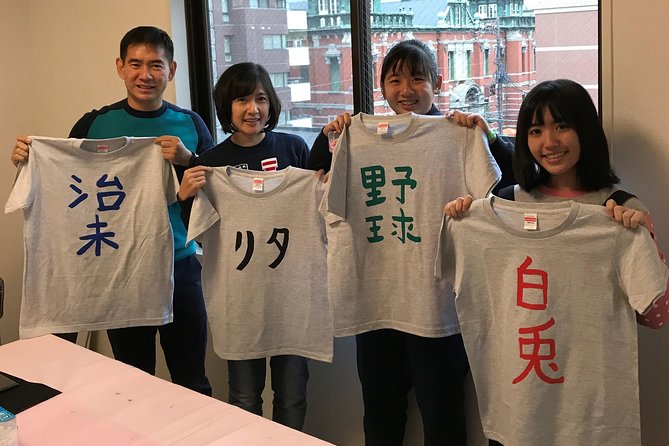 Calligraphy and Make your own Kanji T-shirt in Kyoto - Choosing your shirt color and ink