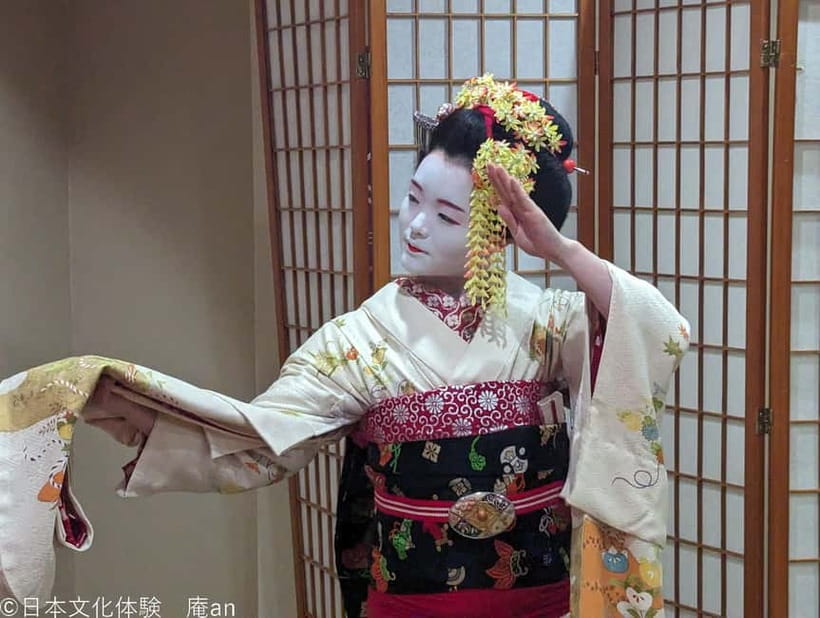 Dance and Game with Maiko - The traditional game is the liveliest part
