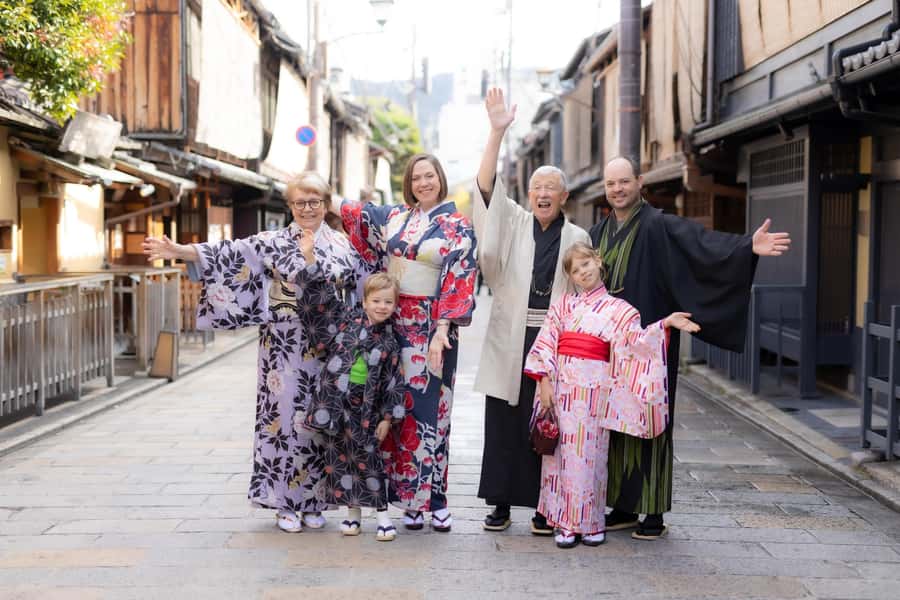 Enjoy Kyoto Summer in Traditional Kimono / Yukata - Choosing Your Kimono at a Kyoto Institution