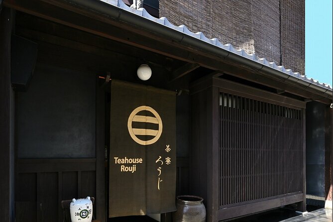 Experience a tea ceremony in an authentic tearoom, in Kyoto! - A closer look at the traditional etiquette