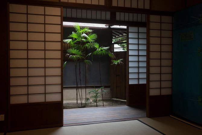 Family Mitsui House Museum with green tea admission ticket - Reading the first-floor rooms