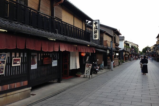 From Tokyo to Kyoto and Nara: A Captivating Full-Day Private Tour - Gion and the old wooden streets