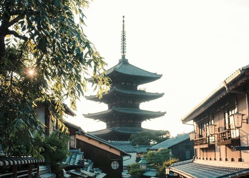 Geisha at Dusk: A Stroll Through Old Kyoto - Key points about the Gion evening walk