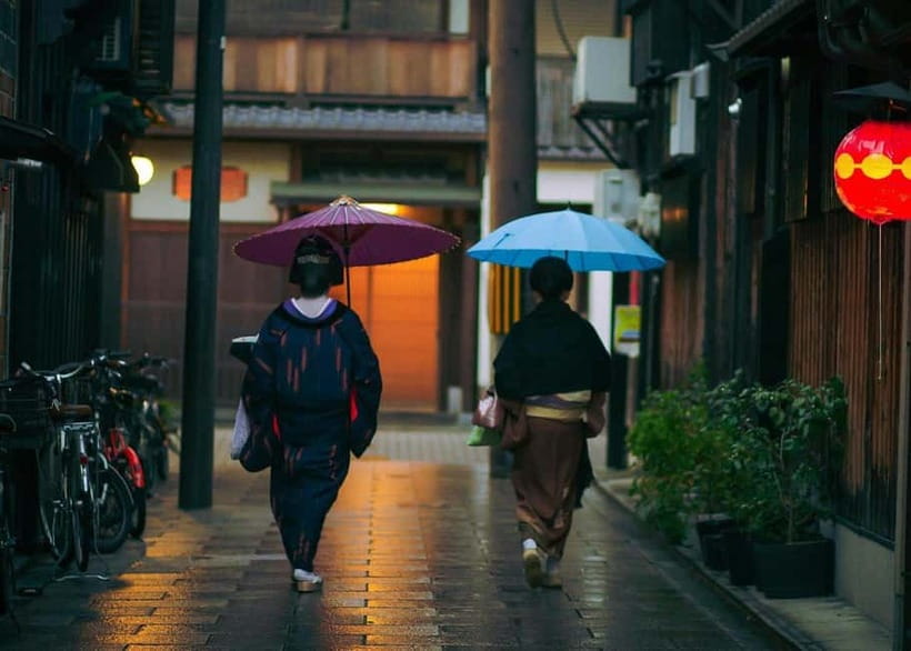 Geisha at Dusk: A Stroll Through Old Kyoto - Why dusk works so well in Gion