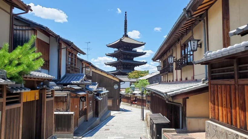 Geisha at Dusk: A Stroll Through Old Kyoto - Kennin-ji brings a quieter pause