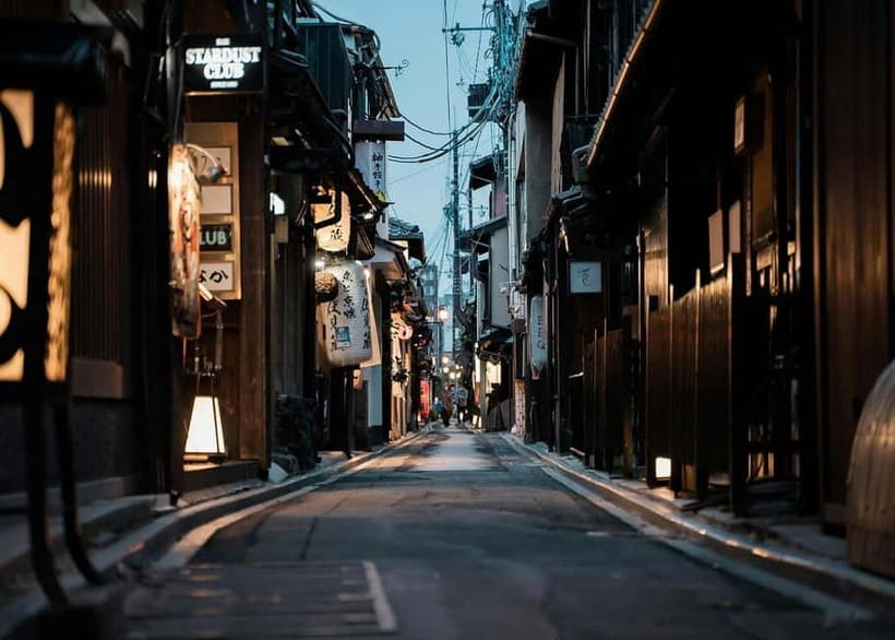 Geisha at Dusk: A Stroll Through Old Kyoto - Gion Shirakawa and the Shirakawa Canal