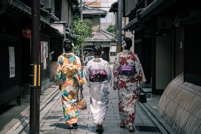 Guided Gion Tour: Explore Kyoto’s Historic Geisha District - Hanamikoji Street closes the walk with Kyoto’s most famous image