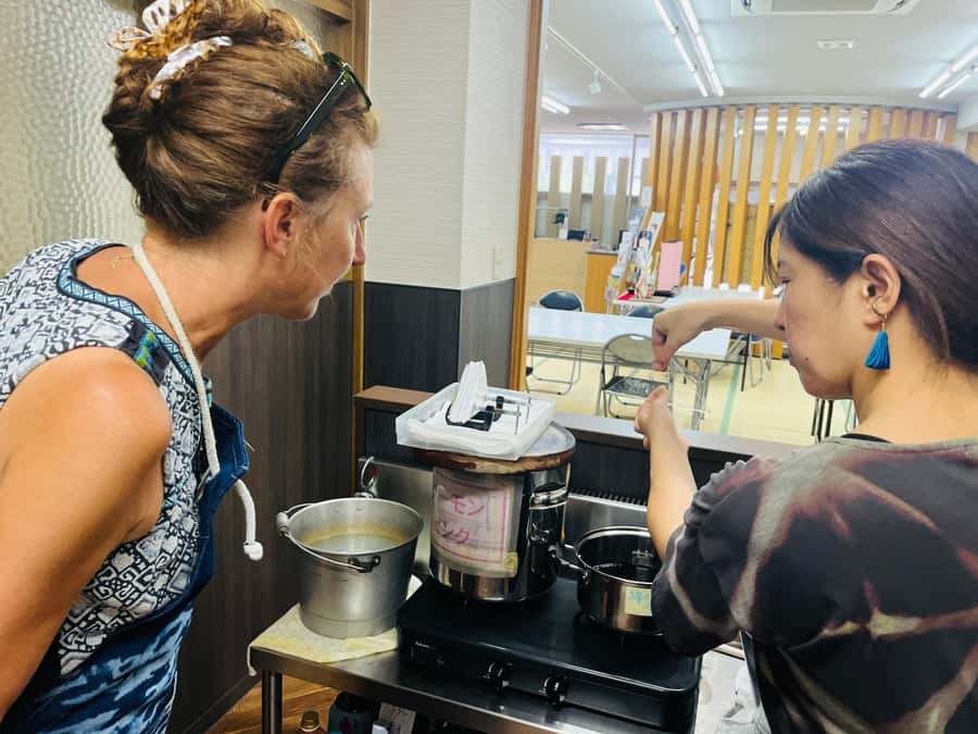 Hanakoushi Shibori Cotton Scarf Class - Exploring the displays while your scarf dries