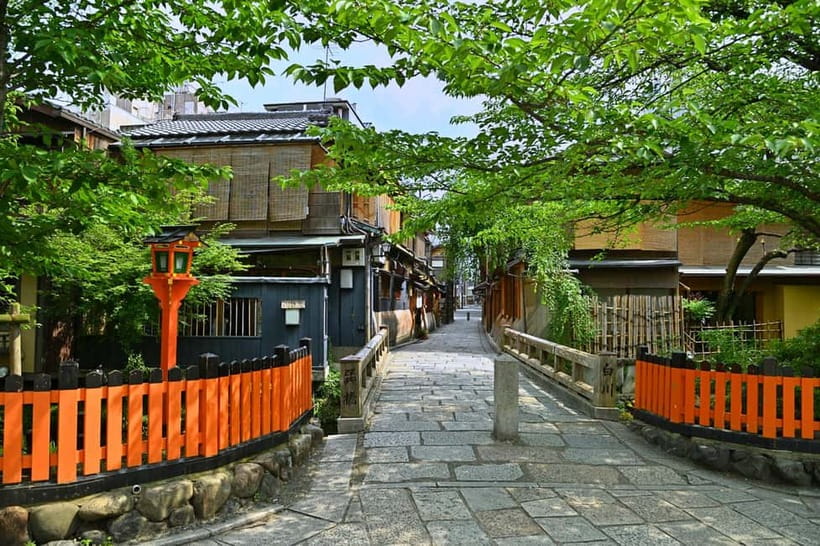 Kioto: Gion Tour, recorrido a pie (Español/Castellano) - Start at Disney Kyoto and head toward Pontocho