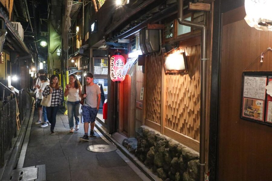 Kyoto : 3-Hour Bar Hopping Tour in Pontocho Alley at Night - Booking details that matter