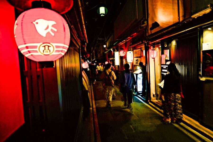 Kyoto : 3-Hour Bar Hopping Tour in Pontocho Alley at Night - Second and third stops: backstreet bars and changing atmospheres