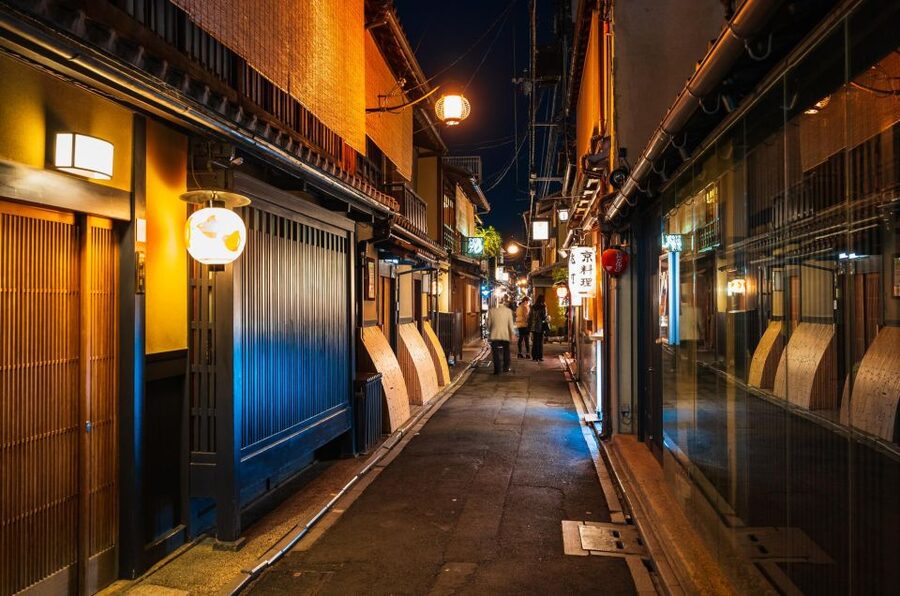 Kyoto : 3-Hour Bar Hopping Tour in Pontocho Alley at Night - Food restrictions, smoking, and physical access
