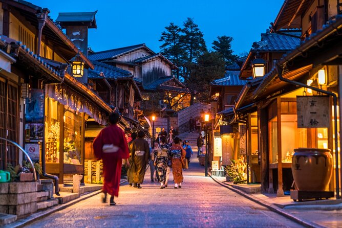 Kyoto 5-Star Geisha Night Walk: Small-Group Authentic Experience - Yasaka Pagoda and Higashiyama by night