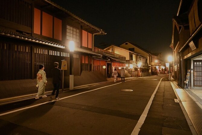 Kyoto 5-Star Geisha Night Walk: Small-Group Authentic Experience - A Kyoto snack on Nene-no-Michi