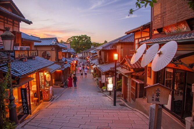 Kyoto 5-Star Geisha Night Walk: Small-Group Authentic Experience - Yasaka Shrine after sunset