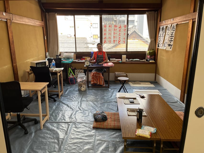 Kyoto: Calligraphy class at Buddhist temple in city center - Making the final shikishi artwork