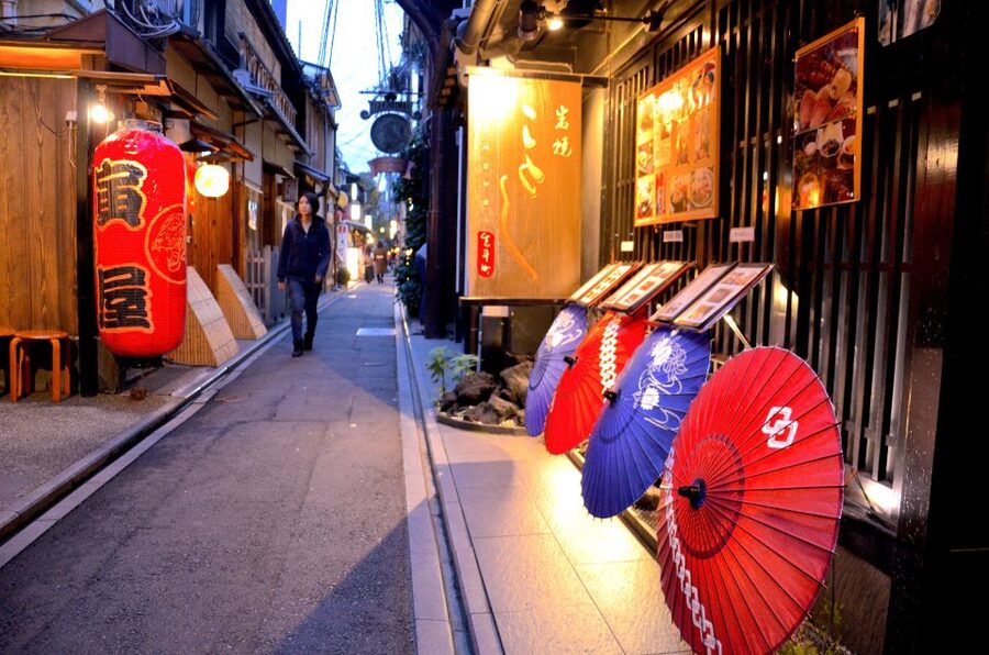 Kyoto: Casual Pontocho Evening Food Tour - Meeting Kyoto at the Statue of Izumo-no-Okuni