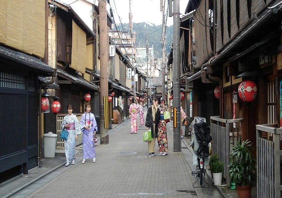 Kyoto Evening Gion Food Tour - Who should book this Gion food tour?