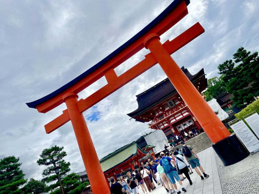 Kyoto: Fushimi Inari-taisha y Kiyomizu-dera (Spanish Guide) - Starting beside the fox statue at Fushimi-Inari Station