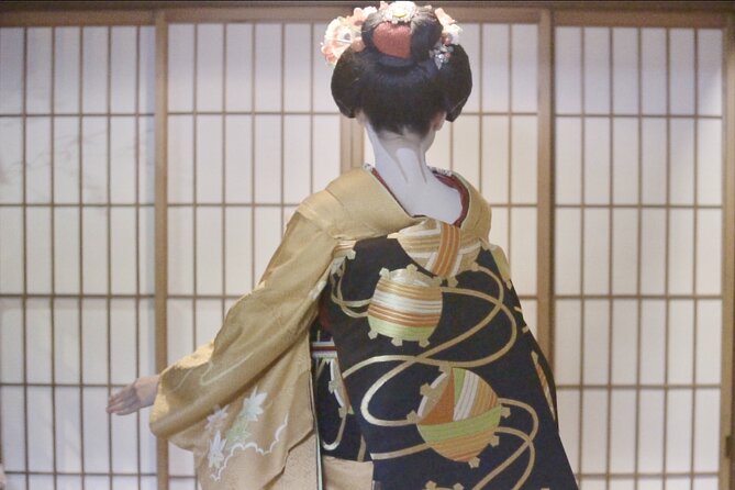 Kyoto Geisha Show Cultural Hour with an apprentice geisha, Maiko - Entering the tea house for the private session