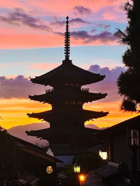 Kyoto Geisha Walking Tour: Gion District & Hidden Gems - The first streets: tea houses, townhouses, and Geisha culture