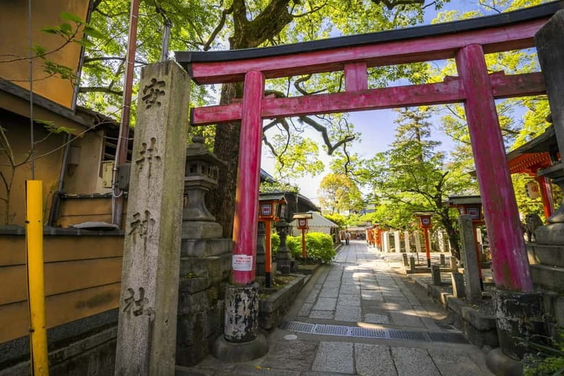 Kyoto Geisha Walking Tour: Gion District & Hidden Gems - Kennin-ji and the calmer side of the route