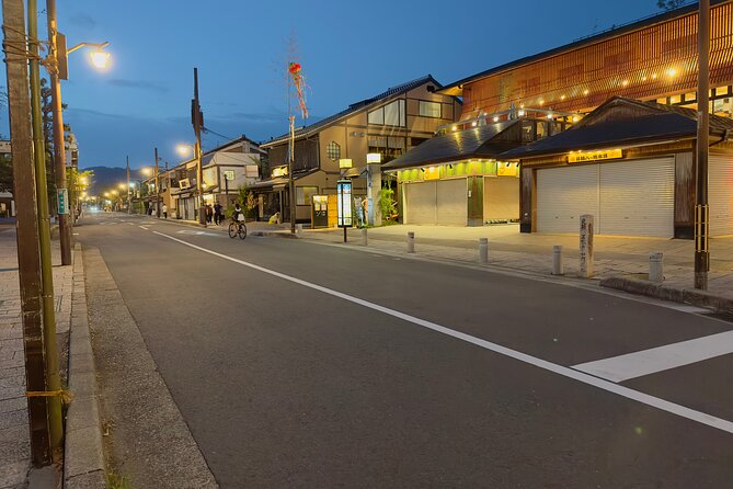 Kyoto Ghost Tour: Dark Tales, Urban Legends, Bamboo Forest Night - Guide style and group size