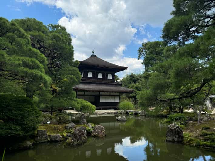 Kyoto: Ginkakuji, Silver Pavilion Guided Tour in 1 Hour - Entering Ginkakuji and finding the Kannon-den hall