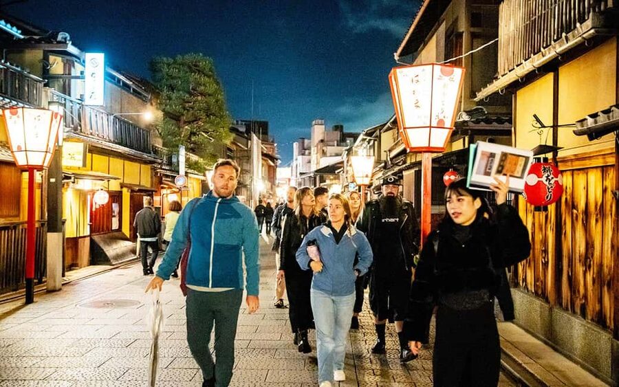 Kyoto Gion: 2-Hour Geisha Culture & Photogenic Walking Tour - Historic shrines and a prayer for love