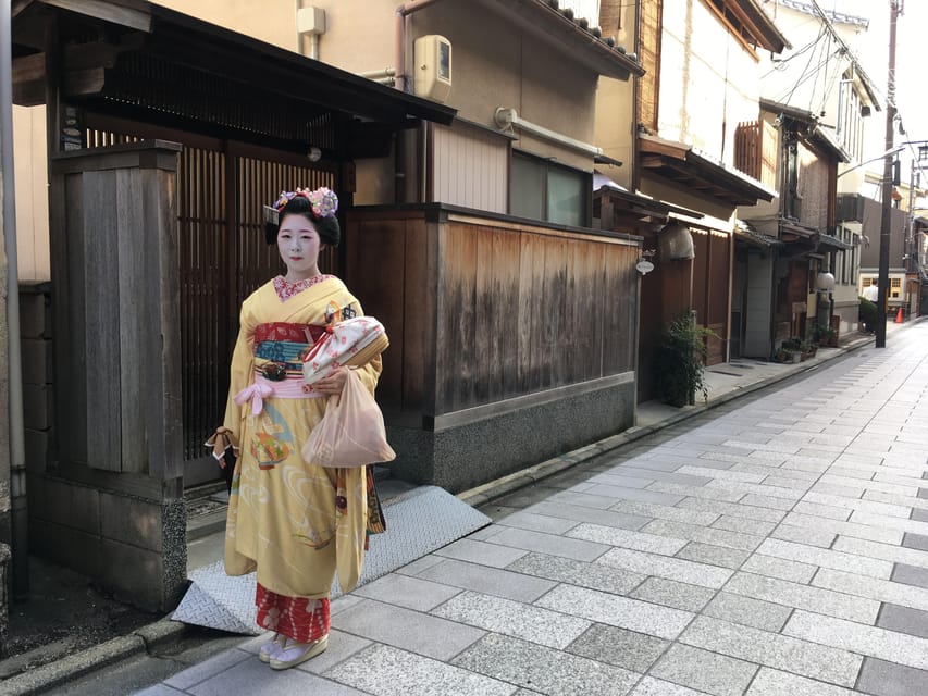 Kyoto: Gion and Higashiyama Walking Tour - Starting with a drink at the traveler lounge