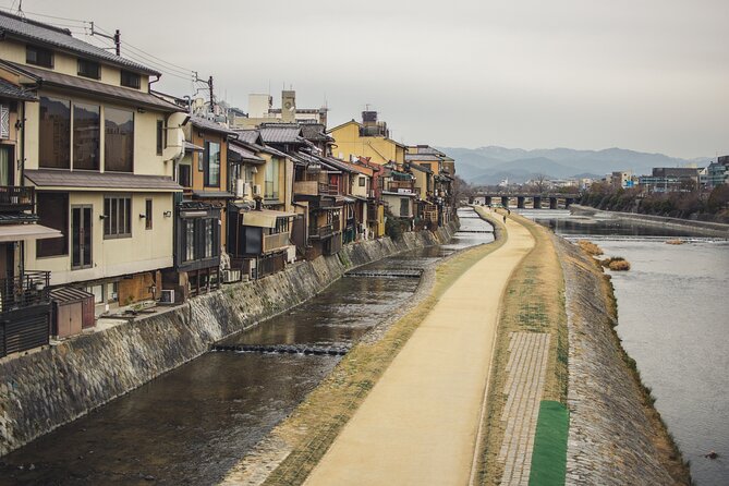 Kyoto Gion Cultural Walk & Geisha Show with Dining Options - Hanamikoji Street and the rules of respectful looking