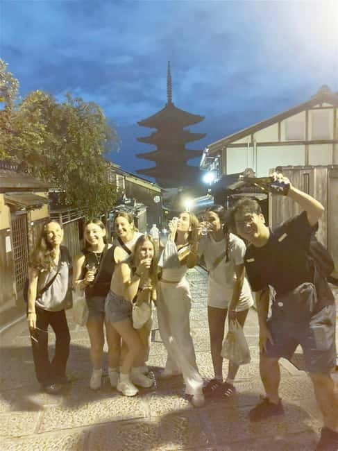 Kyoto: Gion Evening Walk with Hidden Gems, Geisha & Sake - Why Gion works better at night