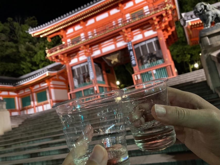 Kyoto: Gion Evening Walk with Hidden Gems, Geisha & Sake - Yasaka Shrine: a strong finish