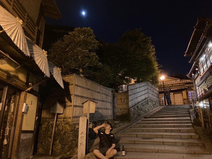 Kyoto: Gion Evening Walk with Hidden Gems, Geisha & Sake - Finding the meeting point on Shijo Kiyamachi