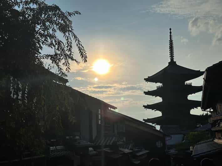 Kyoto: Gion & Geisha district evening tour - Meeting by the Izumo-no-Okuni statue