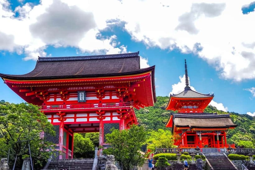 Kyoto: Gion Geisha District Walking Tour and Hidden Gems - Finishing at Kiyomizu-dera Niomon Gate