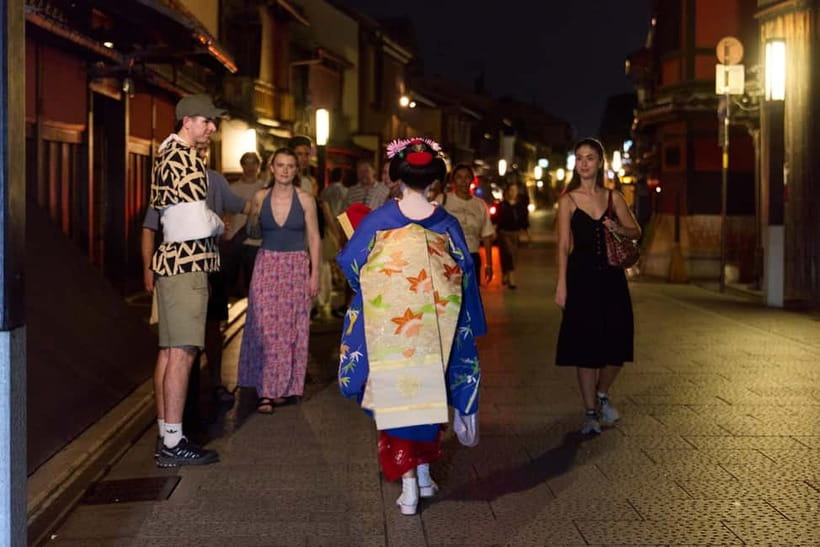 Kyoto: Gion Geisha District Walking Tour - Stories of Geisha - The Izumo-no-Okuni statue and the birth of kabuki