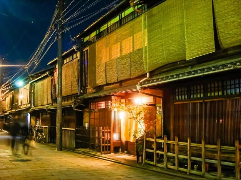 Kyoto: Gion Geisha District Walking Tour - Stories of Geisha - Entering Gion through Yasaka Shrine