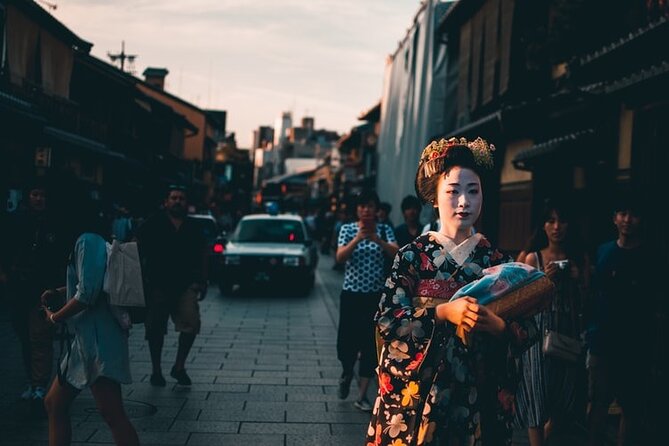 Kyoto Gion Geisha District Walking Tour - The Stories of Geisha - Why Gion works best after dark