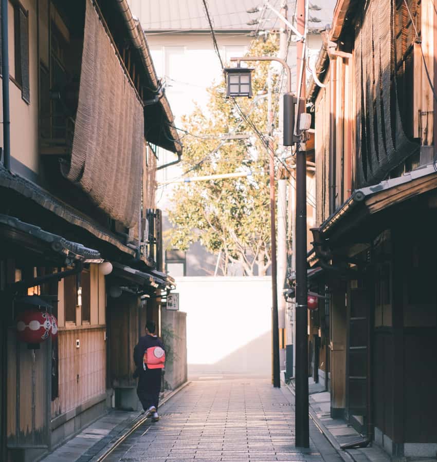 Kyoto: Gion Geisha District with Souvenir and Snack - Local routes, Ninenzaka, and quieter corners