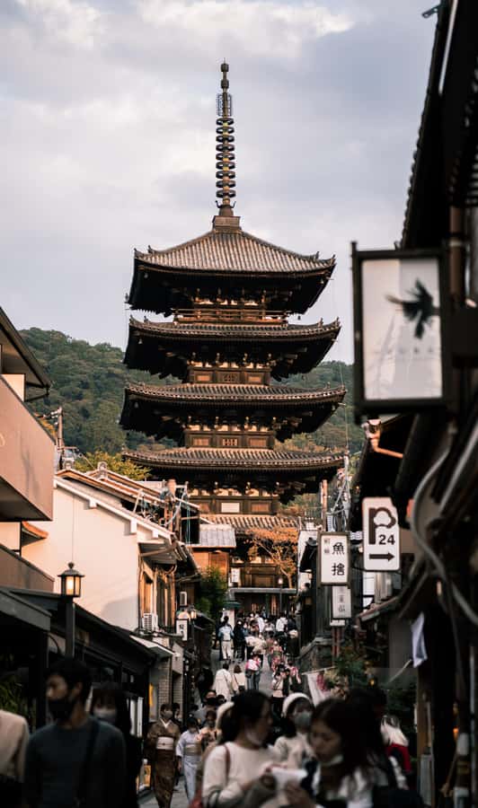 Kyoto: Gion Geisha District with Souvenir and Snack - Entering Gion after dark