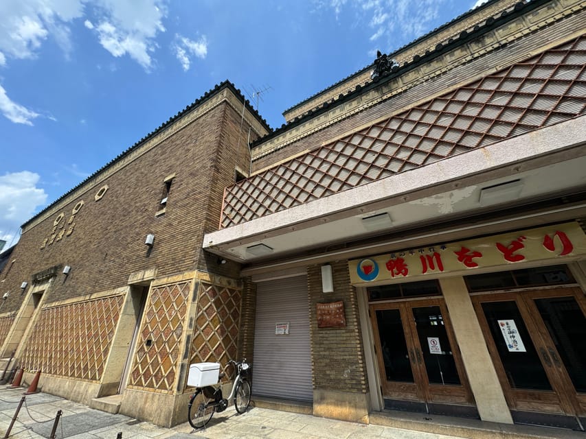 Kyoto: Gion Geisha District & Yasaka Shrine Walking Tour - What geiko and maiko really represent