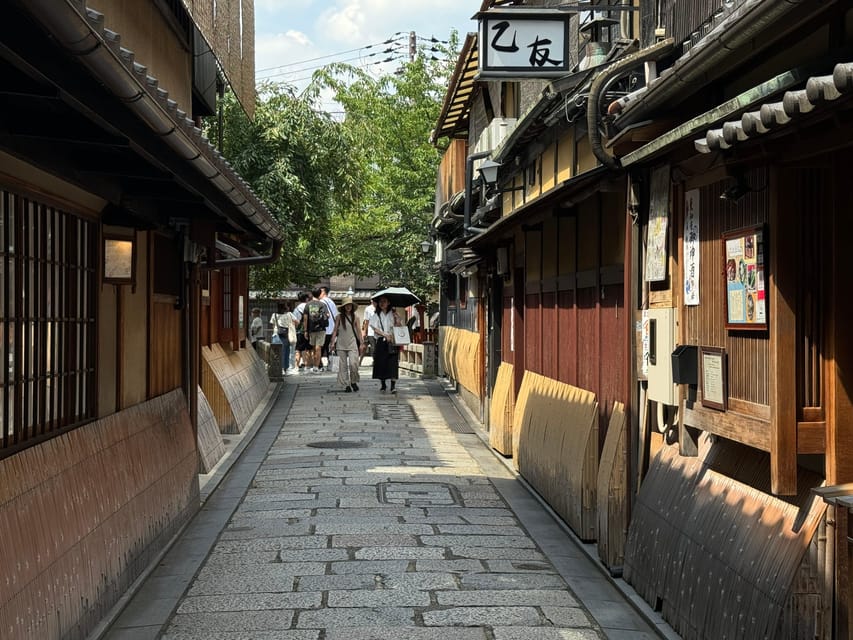 Kyoto: Gion Geisha District & Yasaka Shrine Walking Tour - What the private format adds