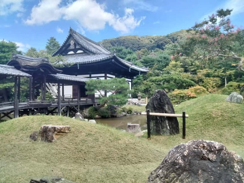 Kyoto: Gion Highlights & Hidden Treasures Guided Tour - Gion Shirakawa and Hanamikoji Street