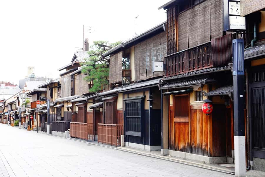 Kyoto: Gion Morning/Night Walking Tour - Why a quiet walk reveals more of Gion