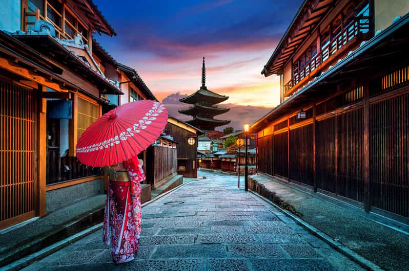 Kyoto: Gion Night or Morning Walking Tour with Local Snacks - Why Gion works so well at night