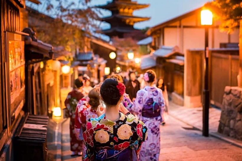 Kyoto: Gion Night or Morning Walking Tour with Local Snacks - Meeting in central Kyoto
