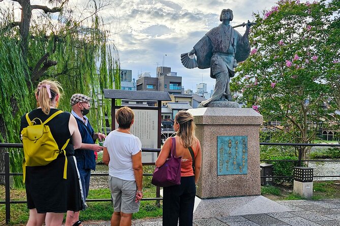 Kyoto Gion Night Walk & Geisha District Guided Tour - A small group, with one important qualification